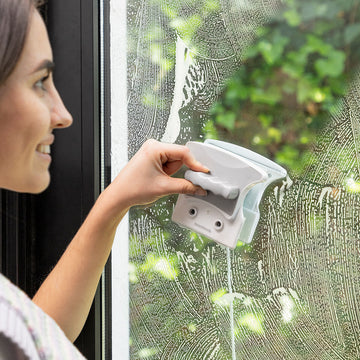 Frau putzt Fenster mit magnetischem Reiniger Magly - homely Family Shop