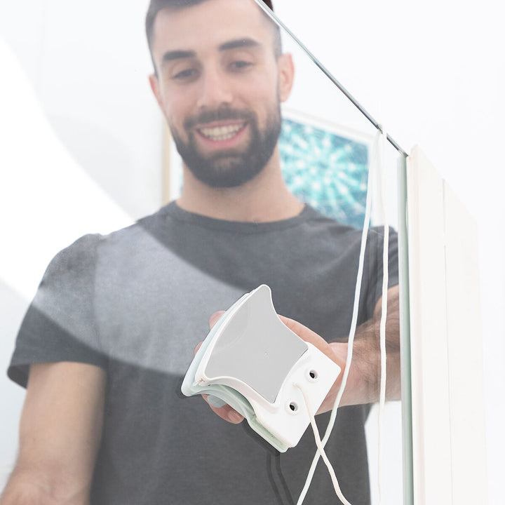 Magly InnovaGoods Fensterreiniger im Einsatz für saubere Fenster - homely Family Shop