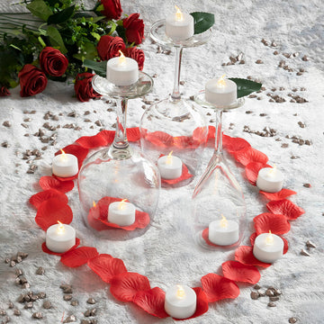 InnovaGoods LED-Teelichter mit Flammeneffekt, arrangiert mit Weingläsern und Rosenblättern - homely Family Shop