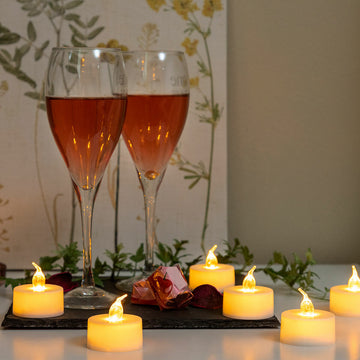 Romantische LED-Teelichter mit warmem Schein und Gläsern - homely Family Shop
