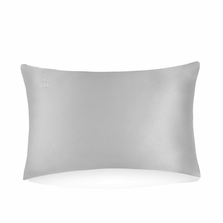 Perlgraues USU Cosmetics Kissen CHOK CHOK mit seidiger Textur.