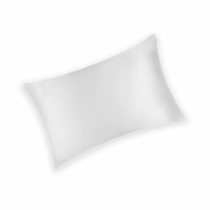 Weißes USU Cosmetics CHOK CHOK Kissen. Glatte, weiche Textur für erholsamen Schlaf.