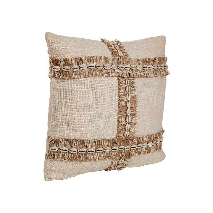 Beige Kissen aus Baumwolle mit Muscheln und Fransen verziert.