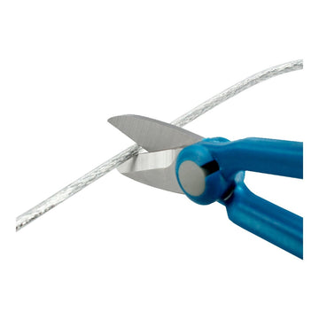 Blaue Elektrikerschere schneidet Draht. Ferrestock Schere mit Edelstahl Klingen und ergonomischen Griffen.