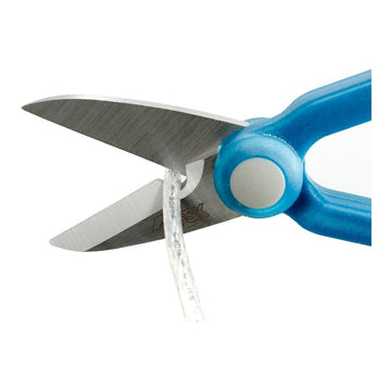 Blaue Ferrestock Elektrikerschere aus Edelstahl schneidet ein Kabel sanft durch.