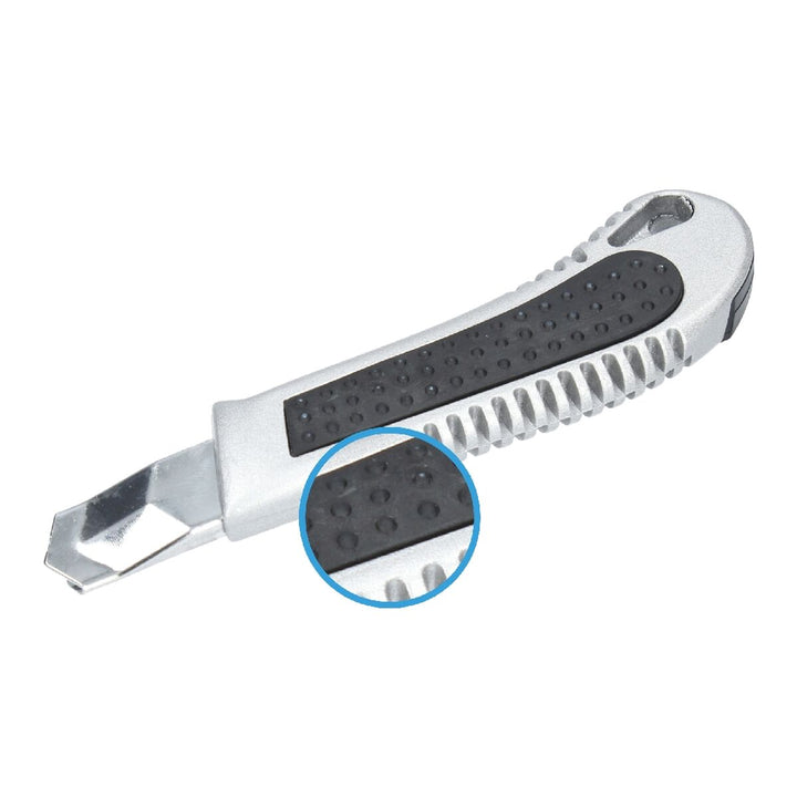 Silberner Ferrestock Cutter 18 mm mit schwarzem Griff für präzise Schnitte.