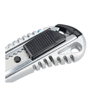 Silberner Cutter Ferrestock 18 mm mit schwarzem Klingenschieber und Metallklinge.