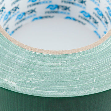 Nahaufnahme: Grüne Ferrestock Klebebandrolle mit Textur. Klebeband für vielfältige Anwendungen.