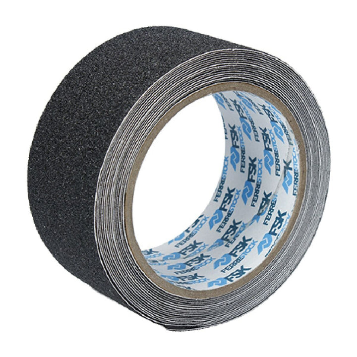 Schwarzes Ferrestock Antirutsch Klebeband 50mm, strukturierte Oberfläche für sicheren Halt.