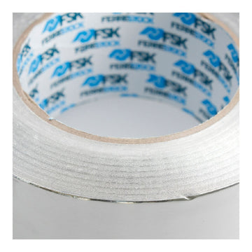 Nahaufnahme: Silbernes Ferrestock Klebeband, 50 mm breit und 50 m lang.