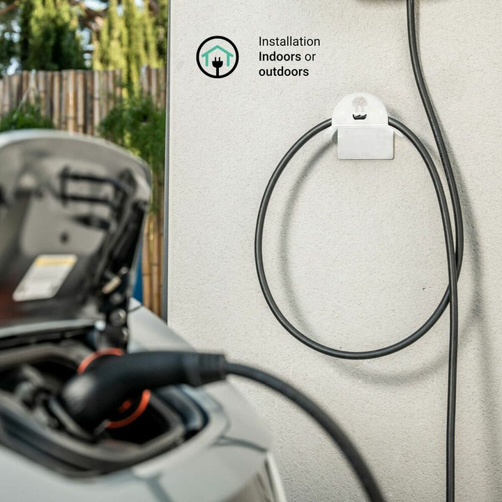 Weiße Wandhalterung für Wallbox 000002316. Saubere Kabelführung für Installation drinnen oder draußen.