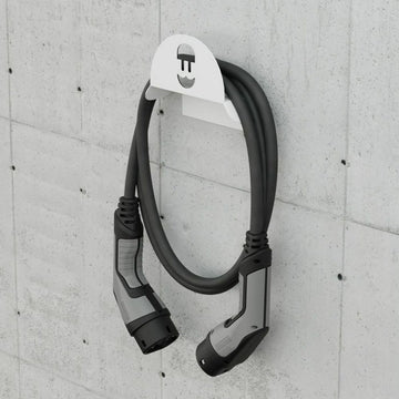 Weiße Wandhalterung für Wallbox mit grauem Ladekabel und Stecker. Praktische Kabelaufbewahrung.