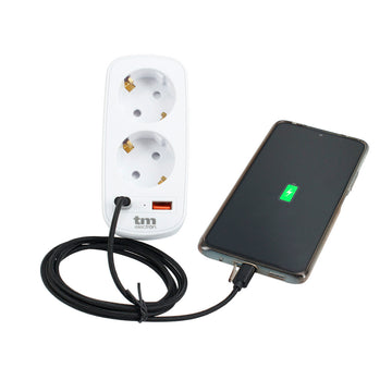 Weiße TM Electron Mehrfachsteckdose mit USB lädt ein Smartphone. Kompaktes Design mit gewickeltem Kabel.
