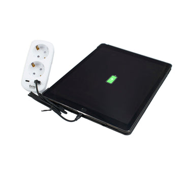 Weiße TM Electron Mehrfachsteckdose mit USB-C lädt Tablet. Kompakte 250V Steckdose.