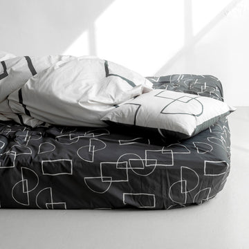 HappyFriday Bettlaken: Buntes Design mit geometrischen Formen in Schwarz und Weiß. Komfort für Ihr Schlafzimmer.