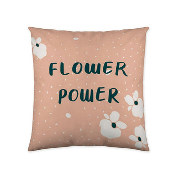 Peachfarbener Kissenbezug mit Blumen-Power-Schriftzug und Blumenmuster.