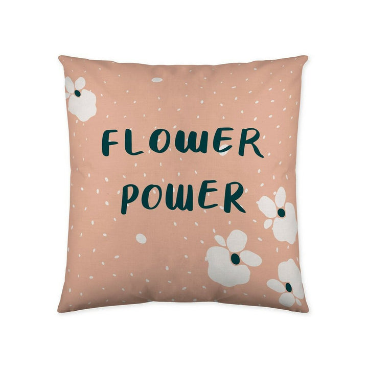 Peachfarbener Kissenbezug mit Blumen-Power-Schriftzug und Blumenmuster.