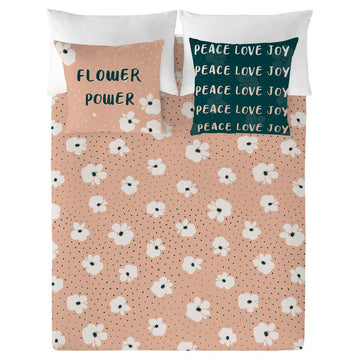 Bettdeckenbezug Suri Double mit Blumenmuster und 'Peace Love Joy'-Kissenbezug.