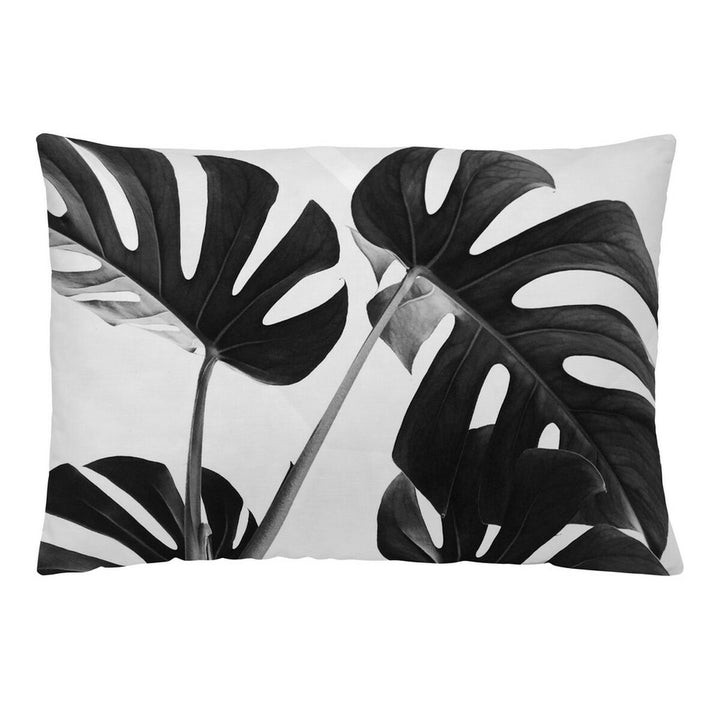 Naturals Belice Kissenbezug (50x30 cm) mit botanischem Monstera-Blattdruck in Schwarzweiß.