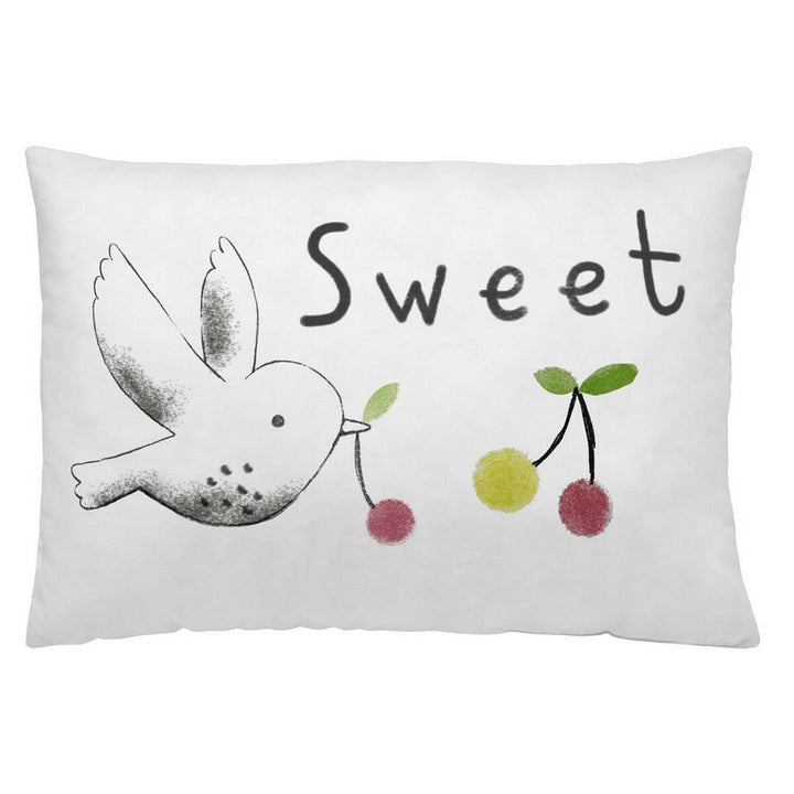 Weißer Kissenbezug mit Vogel, Kirschen und dem Wort 'Sweet'. Süßes Design.