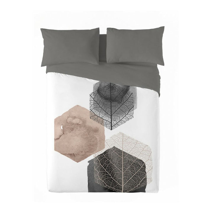 Naturals Nori Bettbezug mit geometrischem Blätterdesign in neutralen Farben und grauen Kissenbezügen.