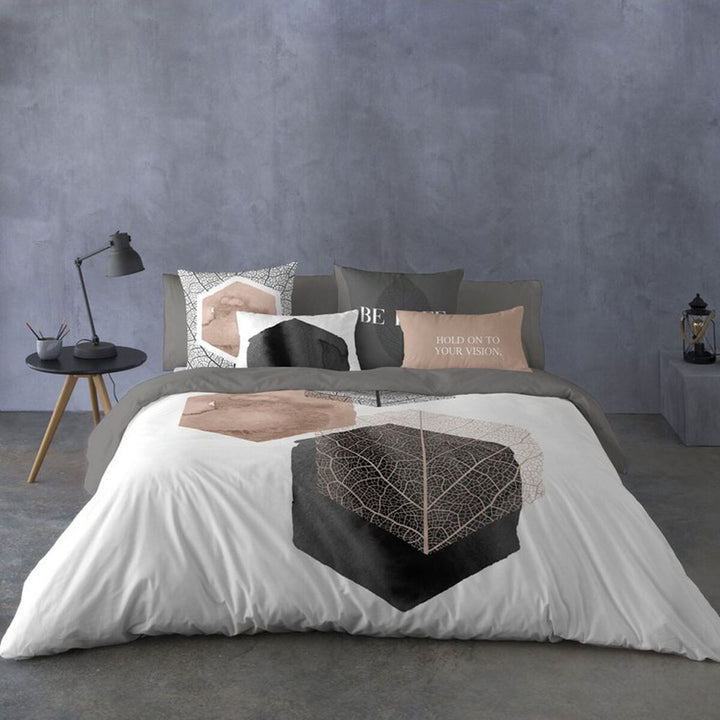 Bettdeckenbezug Naturals Nori mit geometrischem Blätterdesign in Schwarz, Braun und Weiß.