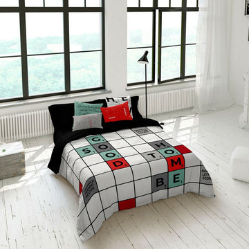 Bettdeckenbezug Naturals Scrabble King Size mit Scrabble-Muster in heller Schlafzimmerumgebung.