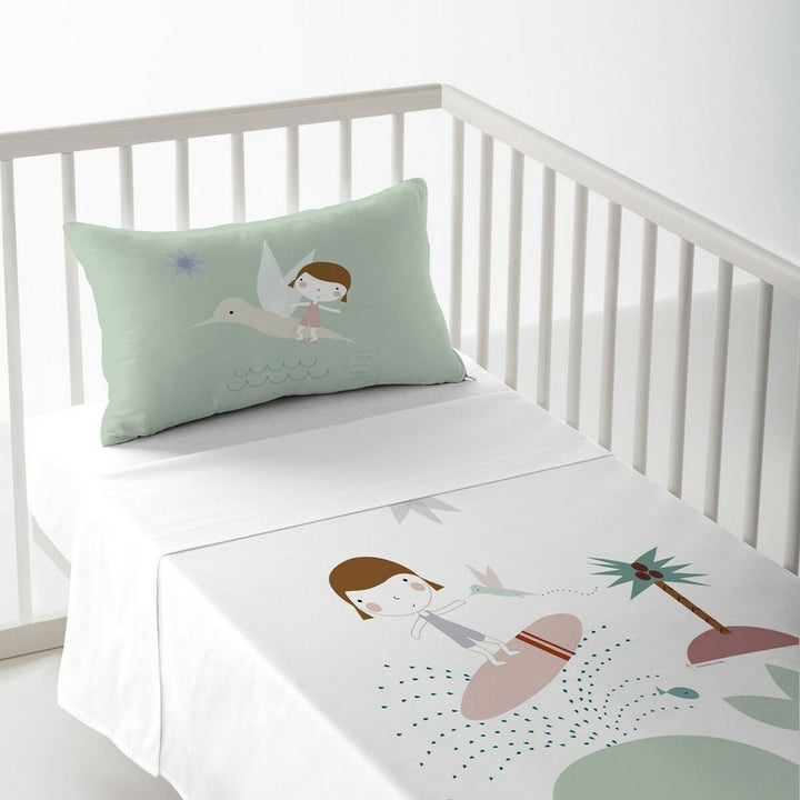 Haciendo el Indio Surf Babybettwäsche-Set mit Surf-Mädchen und Kissen im Kinderbett.