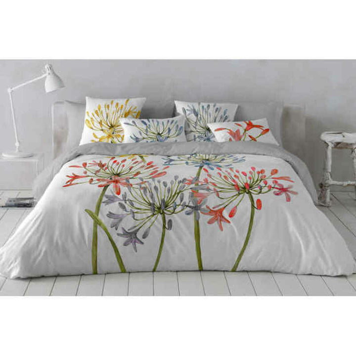 Bettdeckenbezug Naturals Denia mit Blumenmuster. Weißer Bezug mit roten und grünen Blumen.