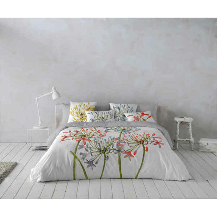 Bettdeckenbezug Naturals Denia mit Blumenmuster. Helle Farben und passender Kissenbezug.