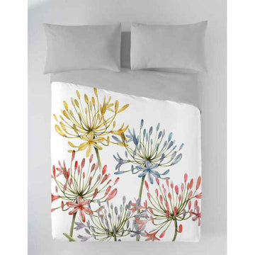 Bettdeckenbezug Naturals Denia mit floralem Muster. Bunte Lilienblüten auf weißem Grund.