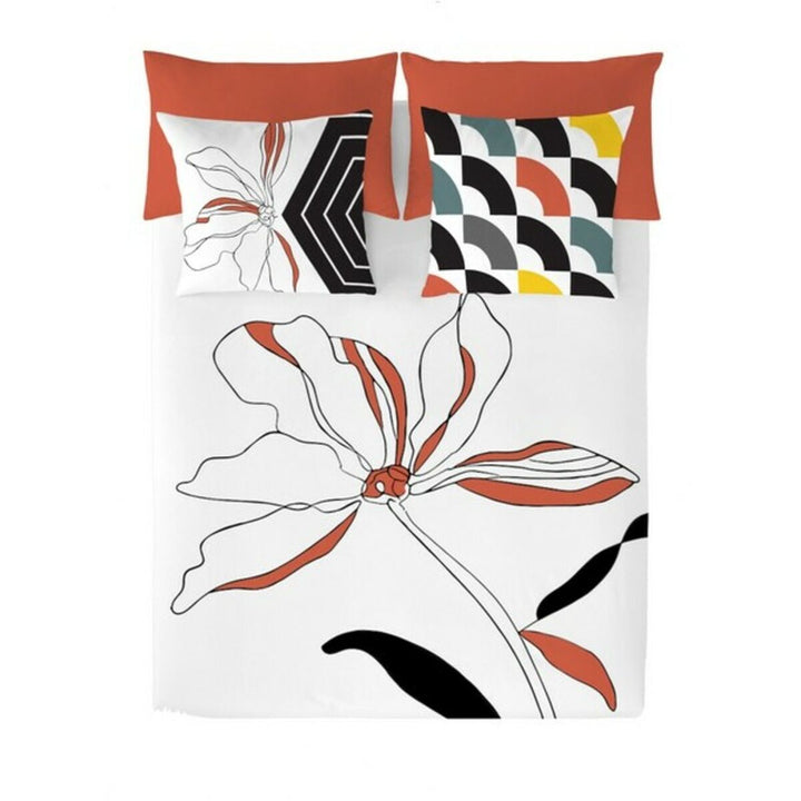 Naturals Javea Bettdeckenbezug mit Blumenmuster und geometrischen Kissenbezügen in Orange.