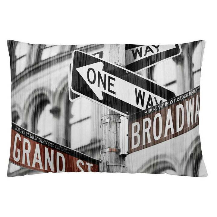 Dekorativer Kissenbezug mit New York Straßenschildern 'Broadway' und 'Grand St'.