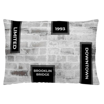Kissenbezug Naturals mit Backsteinmuster und 'Brooklyn Bridge', 'Downtown', 'Limited' und '1993' Beschriftungen.