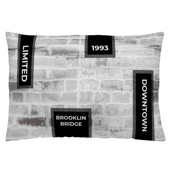 Kissenbezug Naturals mit Backsteinmuster und 'Brooklyn Bridge', 'Downtown', 'Limited' und '1993' Beschriftungen.