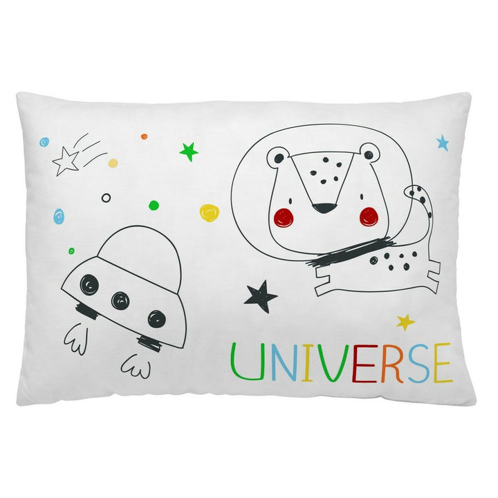 Weißer Kissenbezug mit bunten Cartoon-Zeichnungen: Löwe, Raumschiff und 'UNIVERSE'.