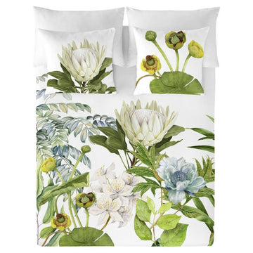 Bettdeckenbezug Naturals Siara mit floralem Muster. Botanische Illustrationen von Protea und Seerose auf weißem Grund.