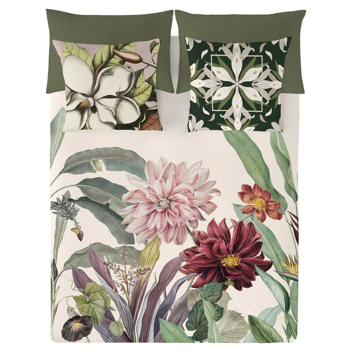 Naturals Mirelle Bettdeckenbezug mit Blumenmuster und grünen Kissenbezügen.