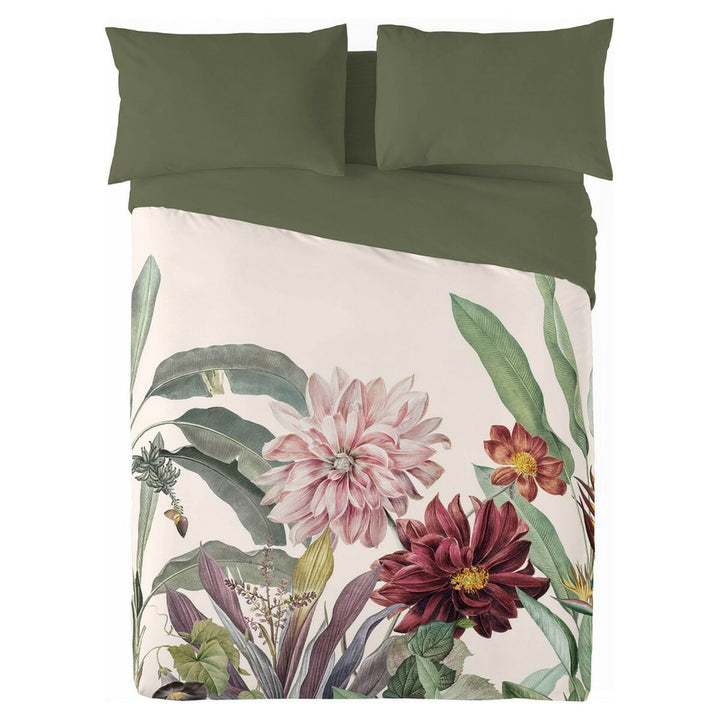 Bettdeckenbezug mit floralem Muster und grünen Kissenbezügen. Naturals Mirelle Design.
