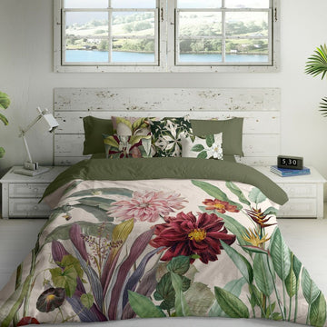 Bettdeckenbezug Naturals Mirelle mit Blumenmuster in Rot-, Rosa- und Grüntönen.