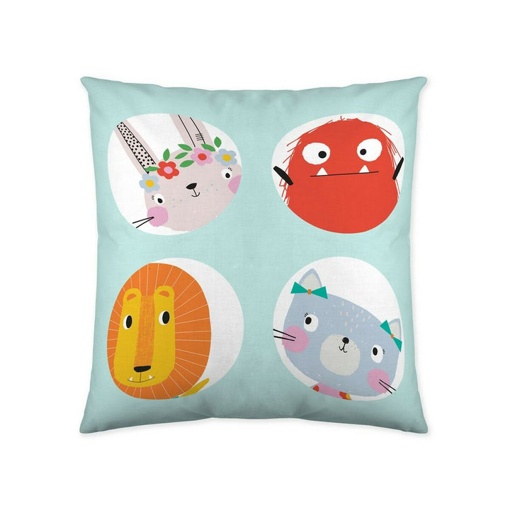 Kissenbezug mit Tiermotiven: Hase, Monster, Löwe und Katze auf hellblauem Stoff. Dekoratives Kissen.