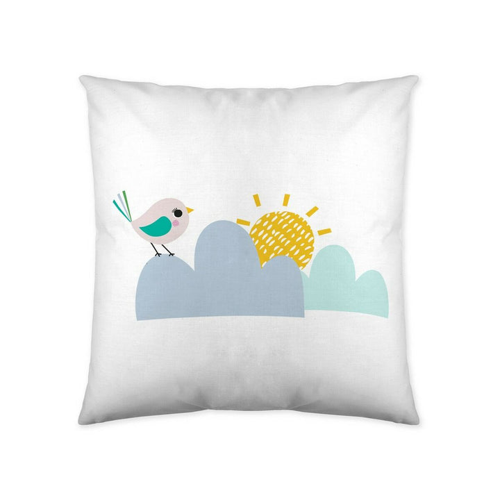 Weißer Kissenbezug mit Vogel, Wolken und Sonne. Buntes Design für Kinderzimmer.