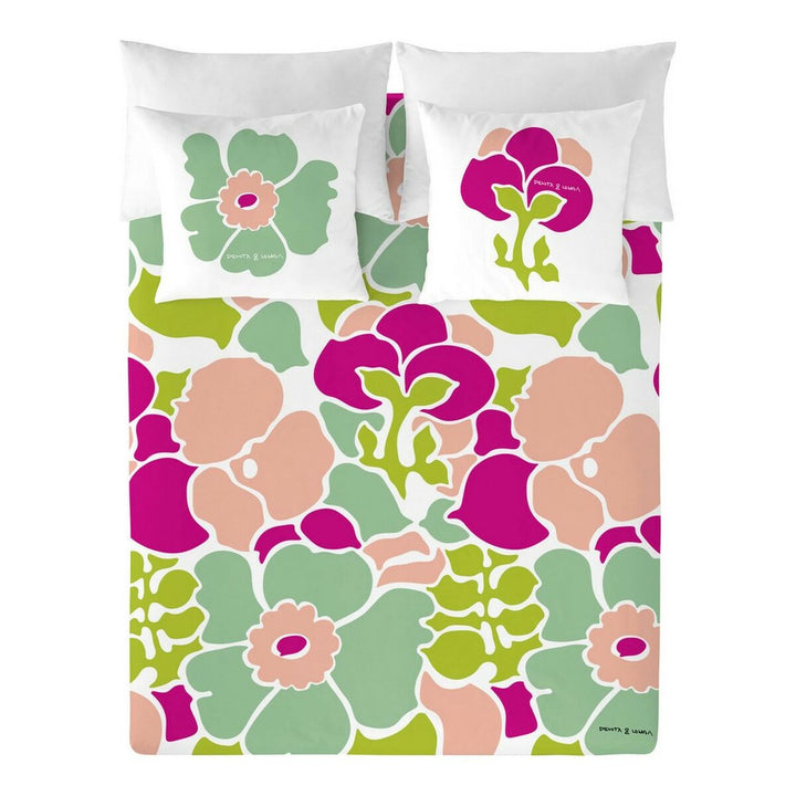 Bettdeckenbezug mit Blumenmuster. Rosa, grüne und pfirsichfarbene Blumen auf weißem Grund.