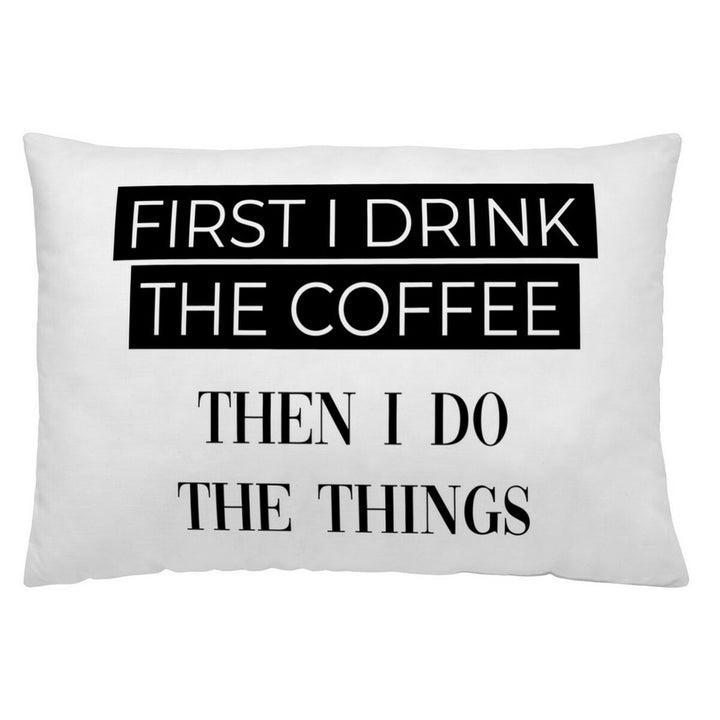 Weißer Kissenbezug mit 'First I drink the coffee'-Aufdruck. Mattes Naturals Kissen.