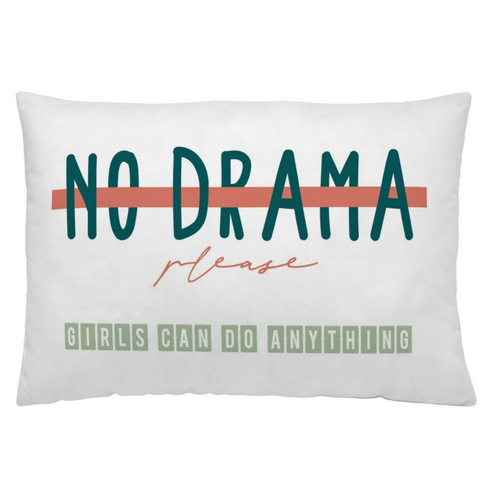 Weißer Kissenbezug (50x30 cm) mit Aufdruck 'No Drama Please' und 'Girls Can Do Anything'.