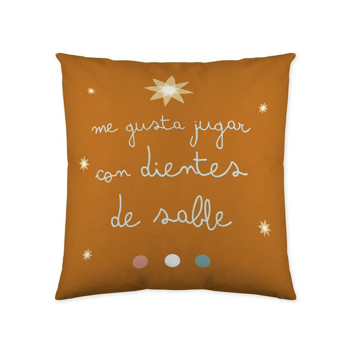 Orange Haciendo el Indio Kissenbezug mit Sternen und dem Text 'me gusta jugar con dientes de sable'.