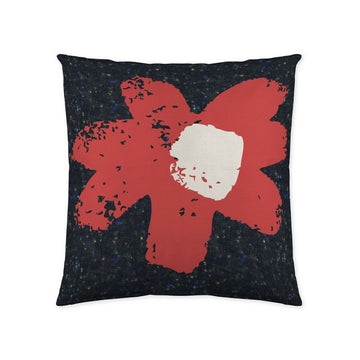 Kissenbezug mit roter Blume auf dunklem Grund. Cool Kids Follow Kissen, 50x50 cm.