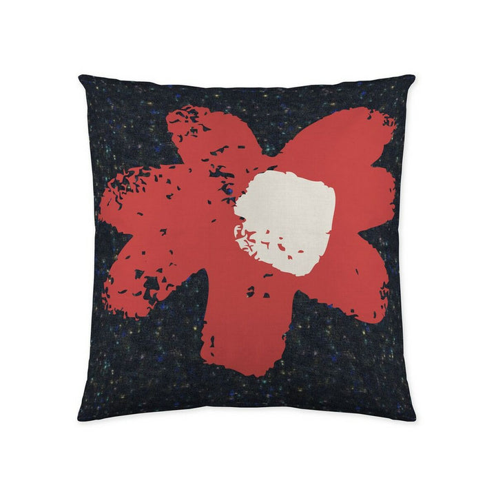 Kissenbezug mit roter Blume auf dunklem Grund. Cool Kids Follow Kissen, 50x50 cm.