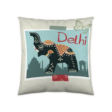 Beiger Kissenbezug mit Elefant und Delhi Sehenswürdigkeiten im Postkarten-Design.