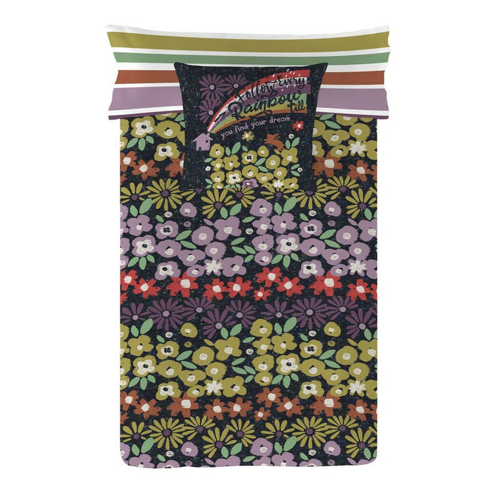 Bettwäsche-Set mit Blumenmuster und Regenbogen-Kissen. Einzelmatratze mit farbenfrohen Streifen.